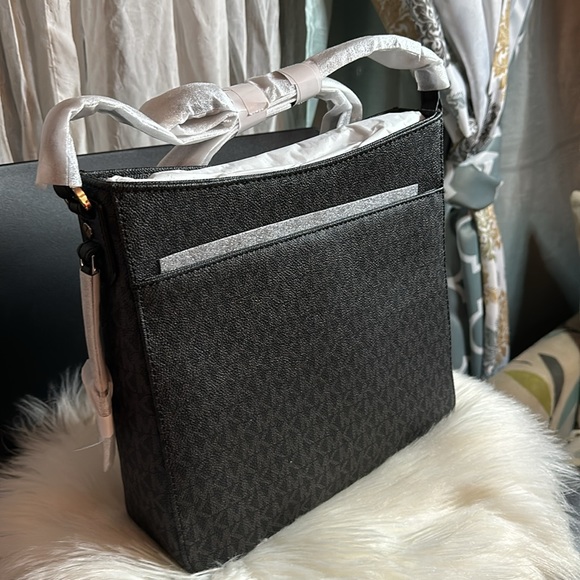 Michael Kors Jet Set Large Signature Messenger Crossbody Bag (Black Signature) - Picture 4 of 8